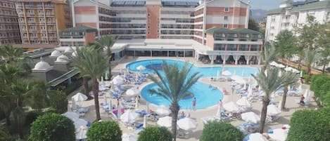 Alberca techada y alberca al aire libre