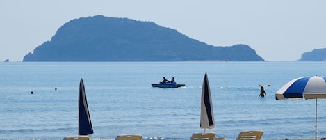 Una spiaggia nelle vicinanze, lettini da mare, ombrelloni