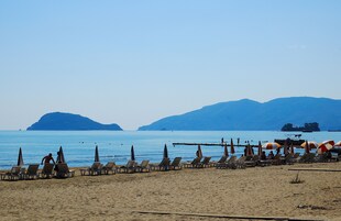En la playa, sillas reclinables de playa, sombrillas