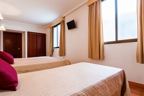 Triple Room | Free WiFi, bed sheets - Victoria (Linares)