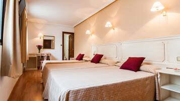 Chambre Triple | Coffres-forts dans les chambres, Wi-Fi gratuit, draps fournis