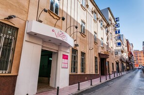 Un edificio con un letrero que dice 'The Victorian Gastronomic Hotel' y un cartel con el nombre 'Victoria' en la puerta.