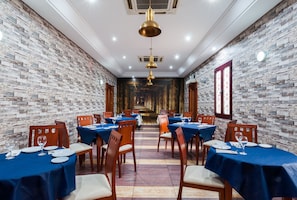 Daily continental breakfast for a fee - Victoria (Linares)