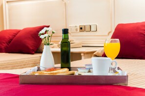 Daily continental breakfast for a fee - Victoria (Linares)