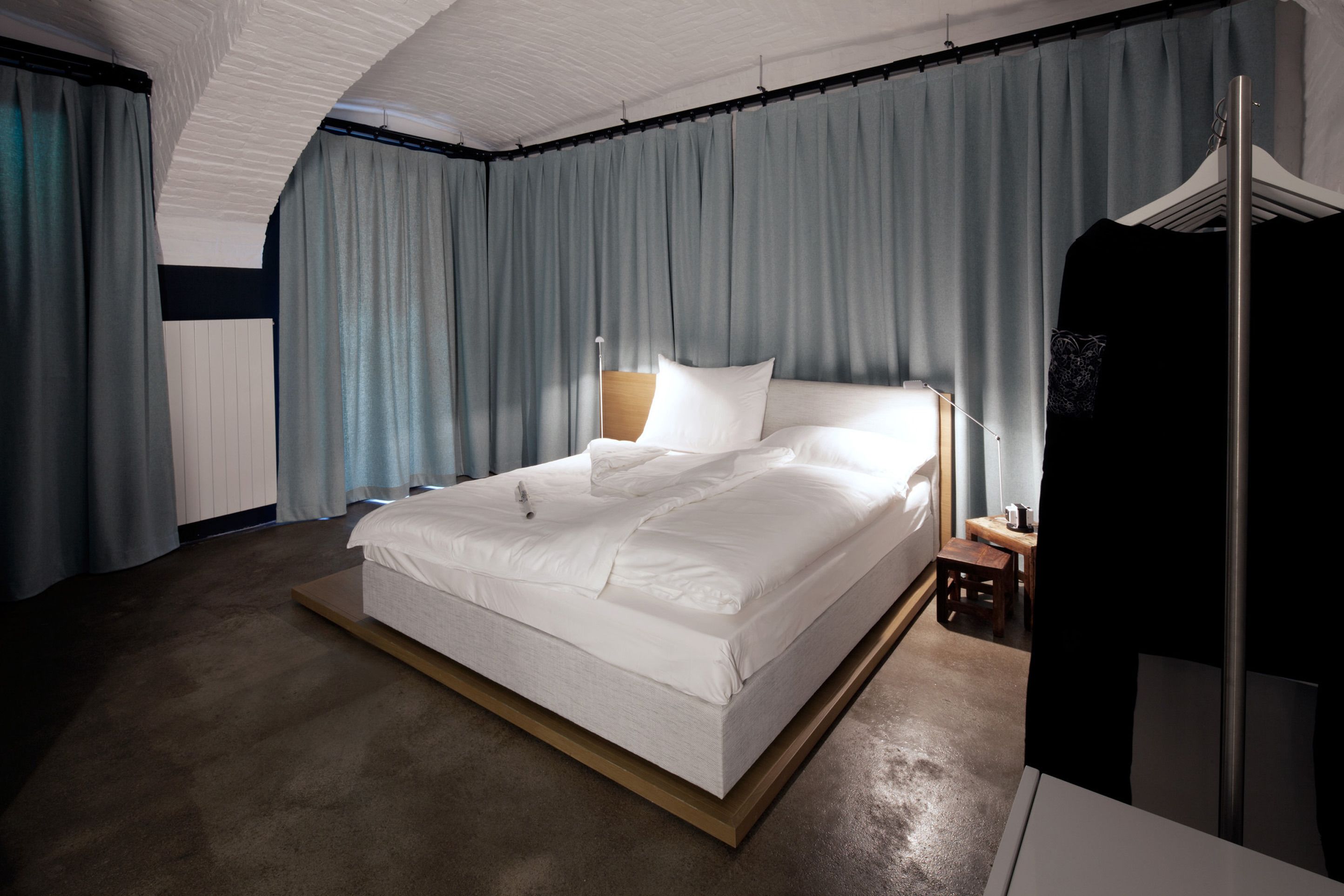 street suite - argentinierstrasse 55 | living area | 85-cm flat-screen tv with cable channels, tv