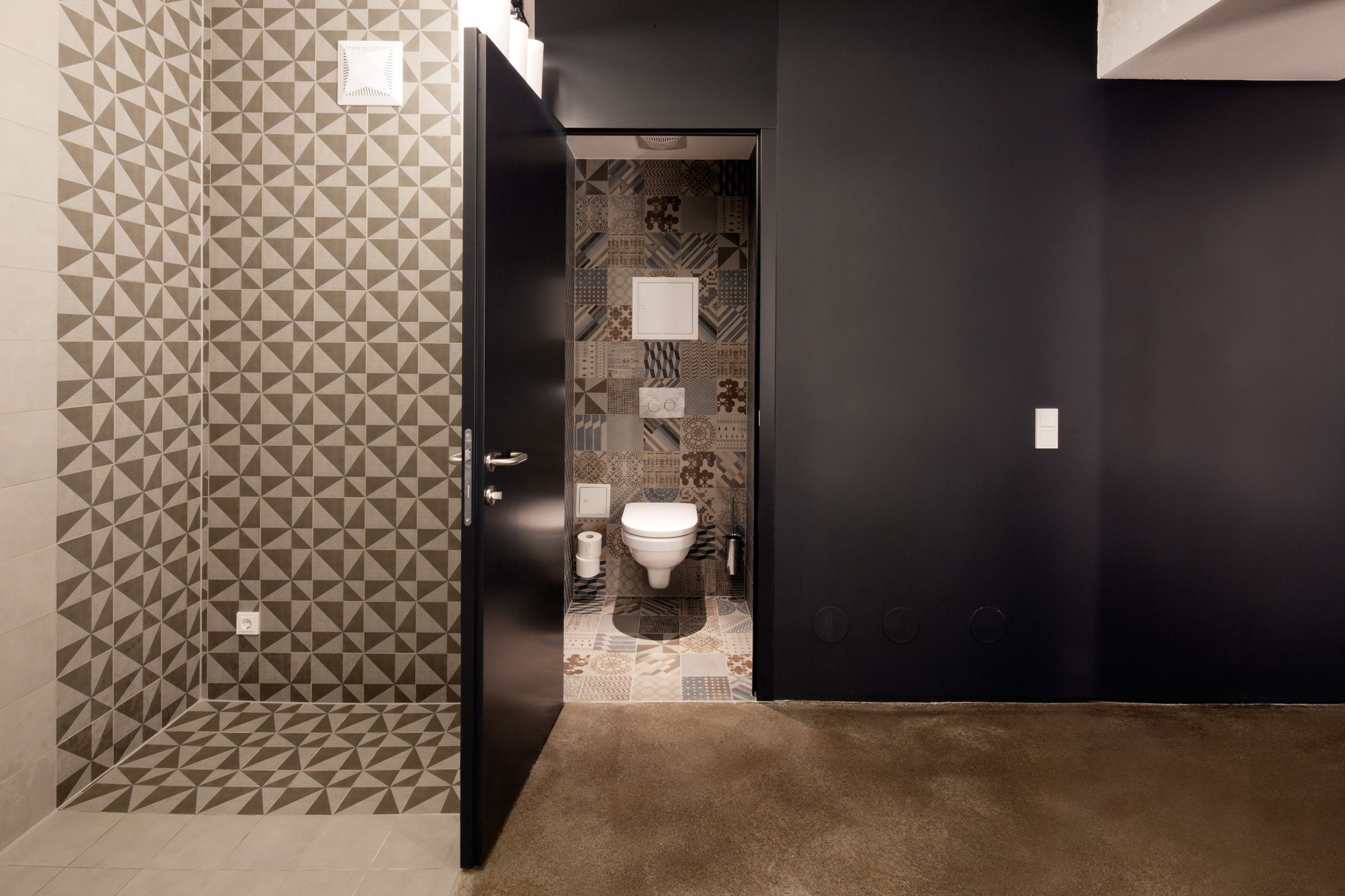 street suite - argentinierstrasse 55 | bathroom | shower, rainfall showerhead, free toiletries, hair dryer