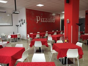 Food court - Merylinn Guest House (Battipaglia)