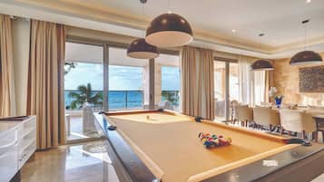 Sengetøy av topp kvalitet, minibar (inkludert) og safe på rommet