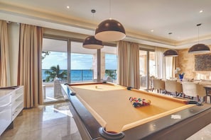 Ropa de cama de alta calidad y minibar con artículos gratuitos