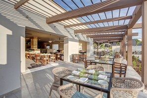 9 restaurants, spécialités Cuisine locale et internationale