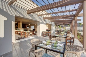 9 间餐厅，供应早餐、午餐和晚餐，本地与国际菜