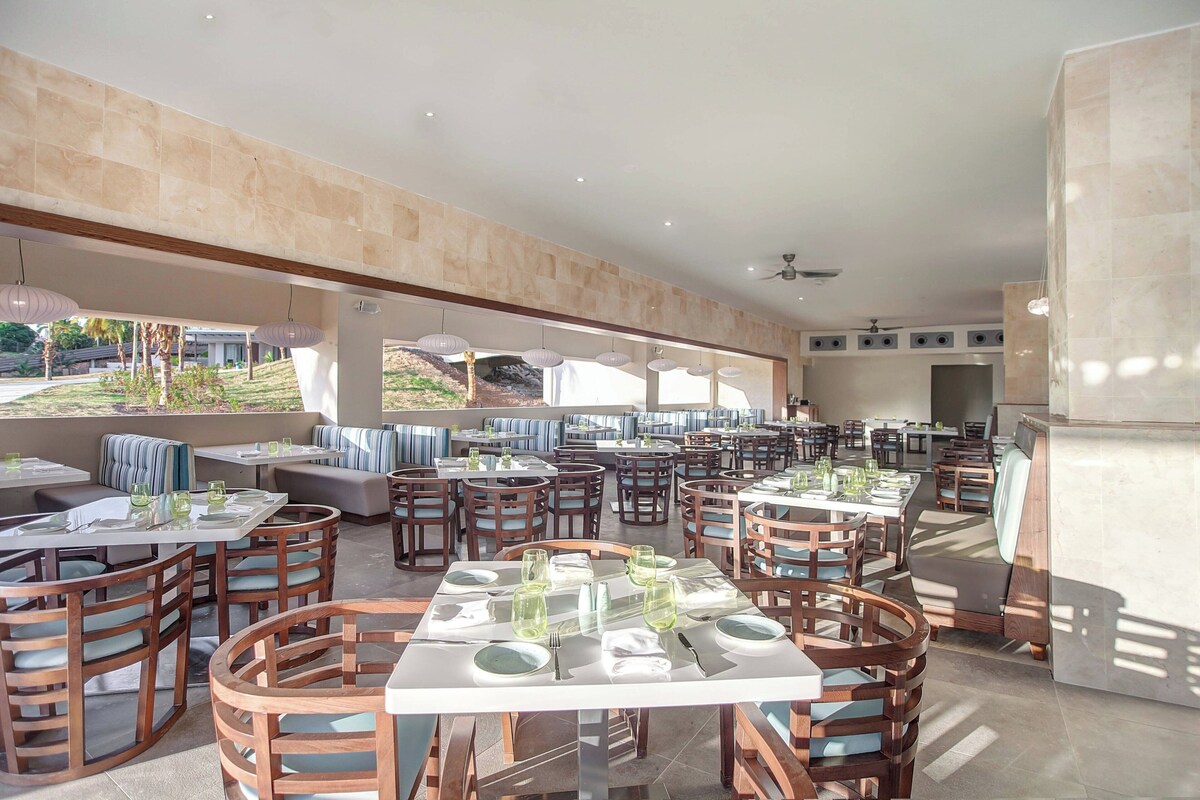 9 restaurants, breakfast, lunch served; local and international cuisine