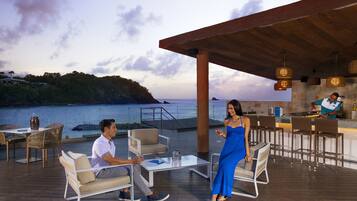 10 bars/lounges, poolside bar