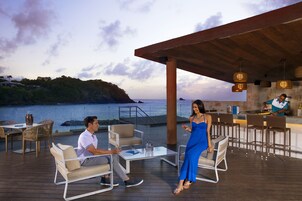 10 bars/lounges, een poolbar