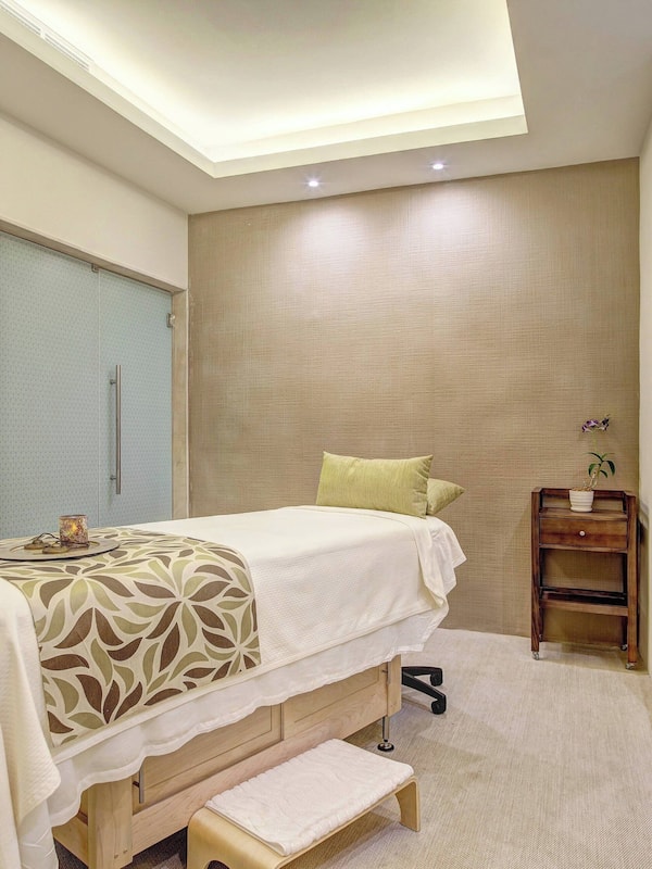 Sauna, hot tub, steam room, body treatments, aromatherapy