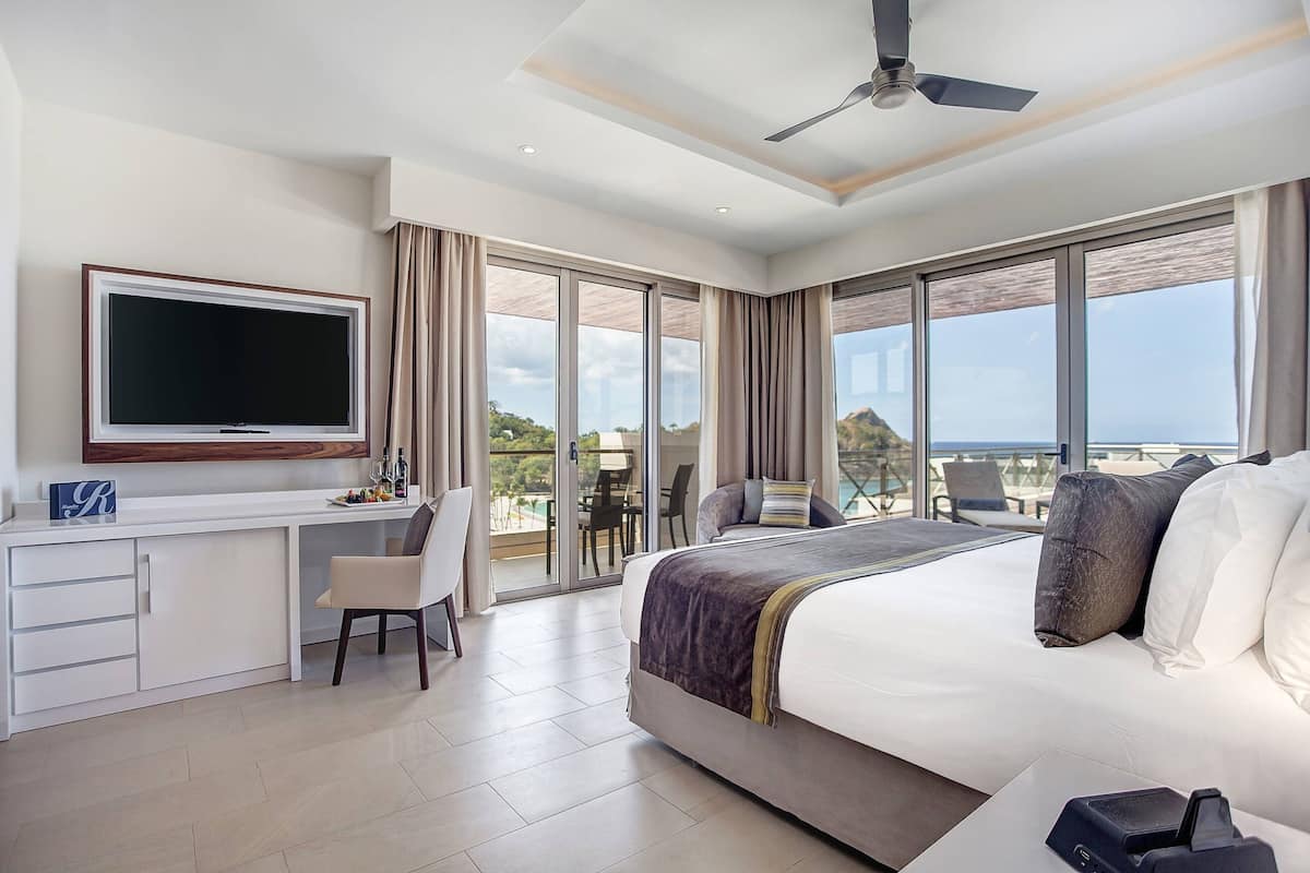 Luxury Penthouse One bedroom suite Ocean view terrace jacuzi Diamond Club | 高級寢具、免費迷你吧、客房內保險箱、書桌