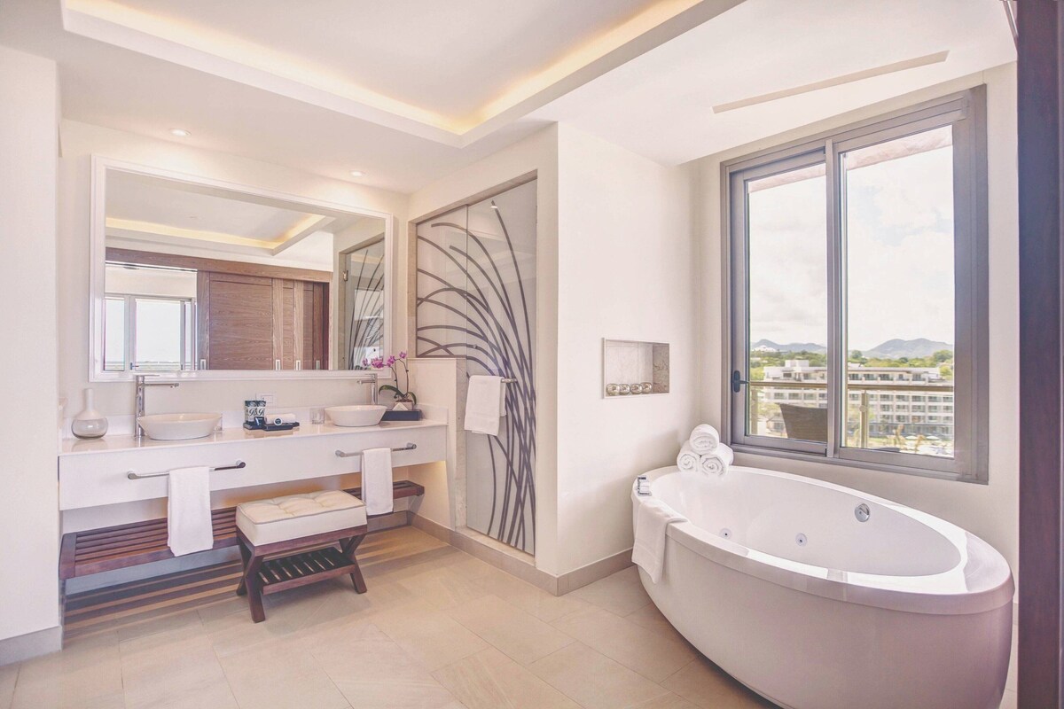 Luxury Penthouse One bedroom suite Ocean view terrace jacuzi Diamond Club | Bathroom | Separate tub and shower, jetted tub, free toiletries, hair dryer