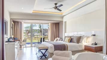 Una habitación de hotel moderna con una cama grande, una zona de estar, un escritorio y una bañera.