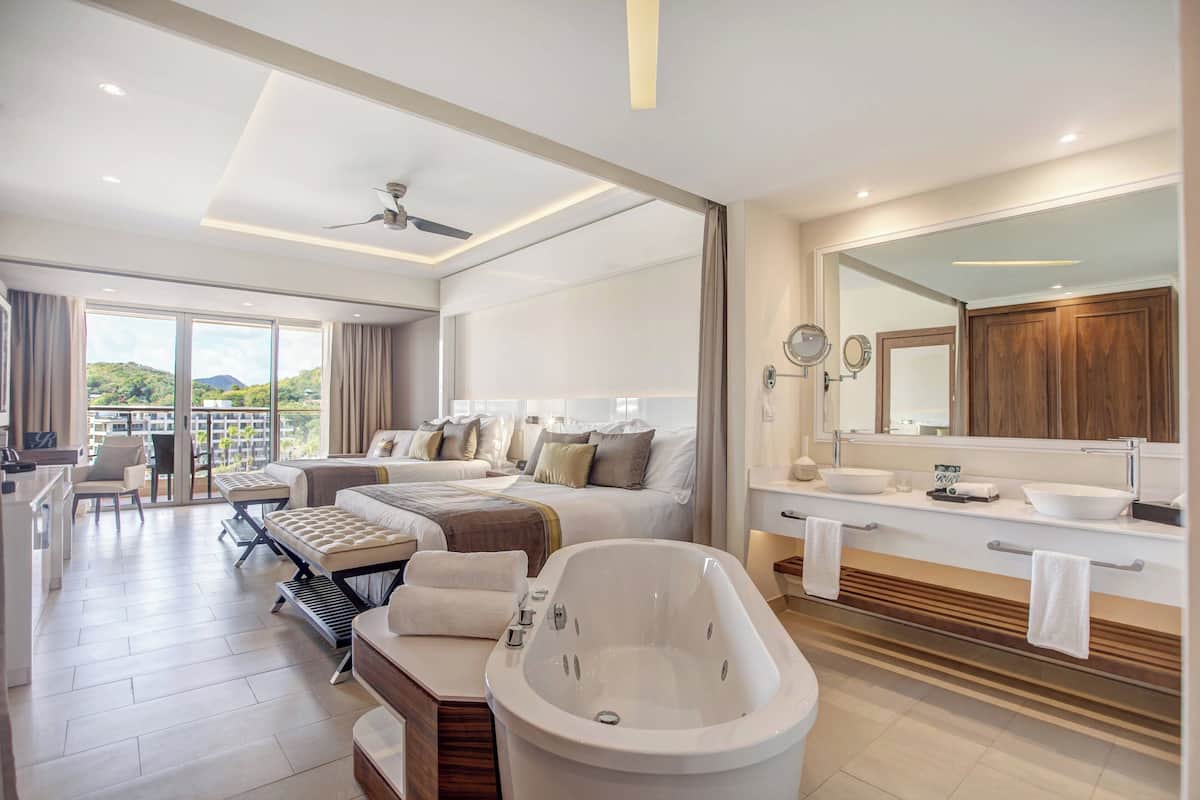 1 bedroom, premium bedding, free minibar, in-room safe