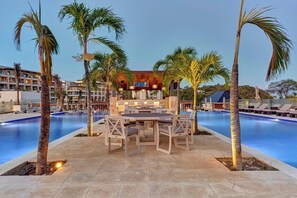 4 outdoor pools