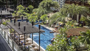 Una piscina al aire libre, cabañas de piscina gratuitas, sombrillas
