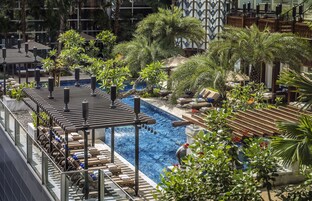 屋外プール、営業時間 7:00 ～ 19:00、カバナ (無料)、プール パラソル