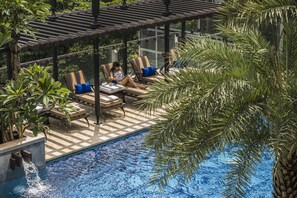 Piscine extérieure, cabanons gratuits, parasols de plage