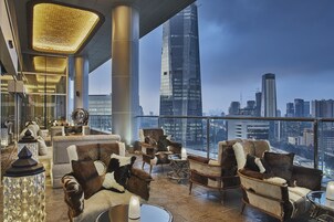 朝食、ランチ、ディナーに営業