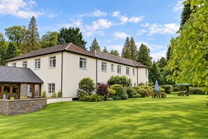 A large two-story house with a well-maintained lawn and a picnic table. - Nant Ddu Lodge Hotel & Spa by Belvilla (Merthyr Tydfil)