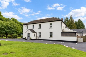A two-story building with a flat roof and a small porch. - Nant Ddu Lodge Hotel & Spa by Belvilla (Merthyr Tydfil)