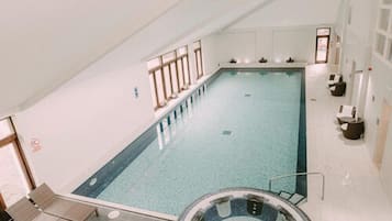 Indoor pool, sun loungers
