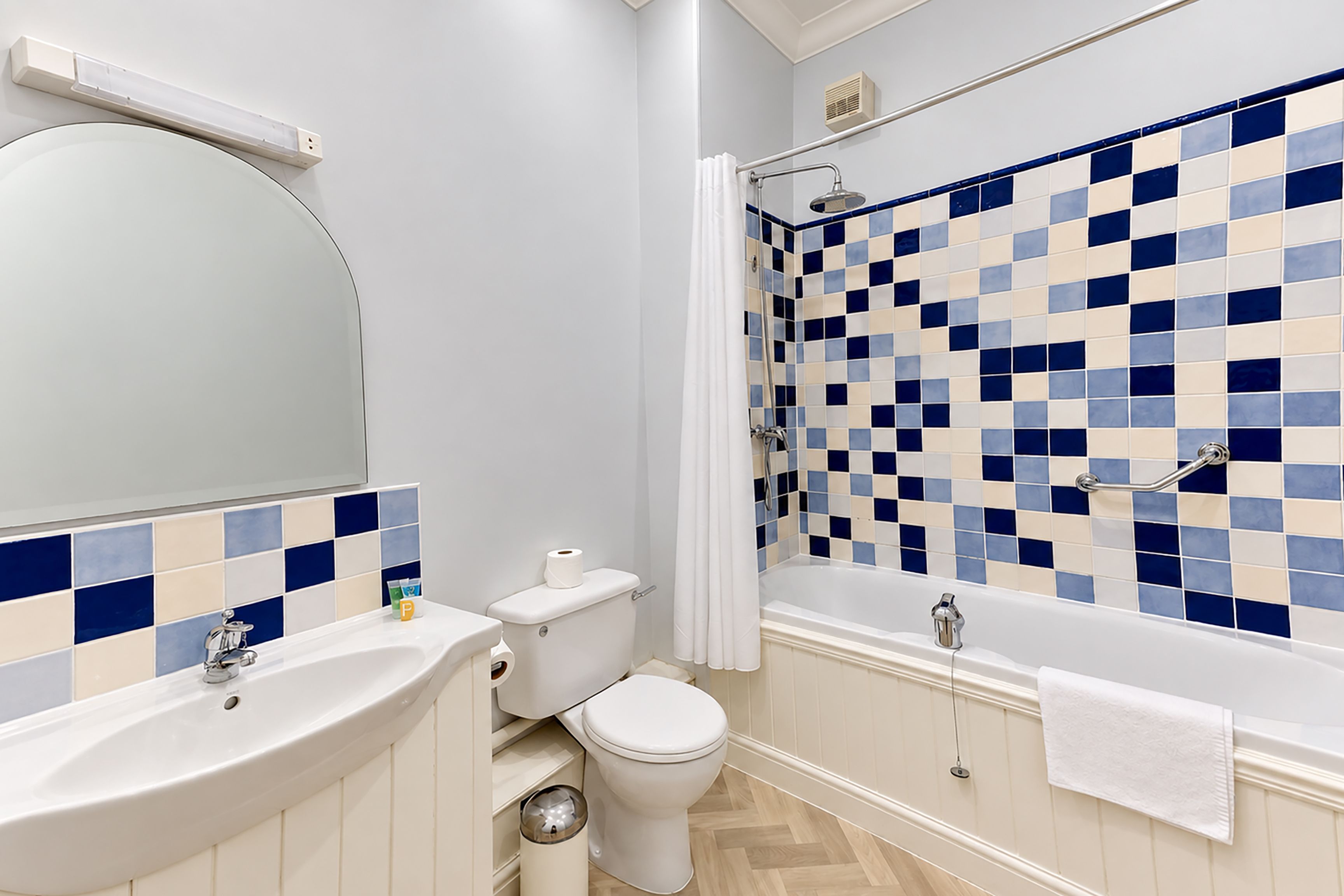 Ein Badezimmer mit Waschbecken, Toilette und Duschbereich.