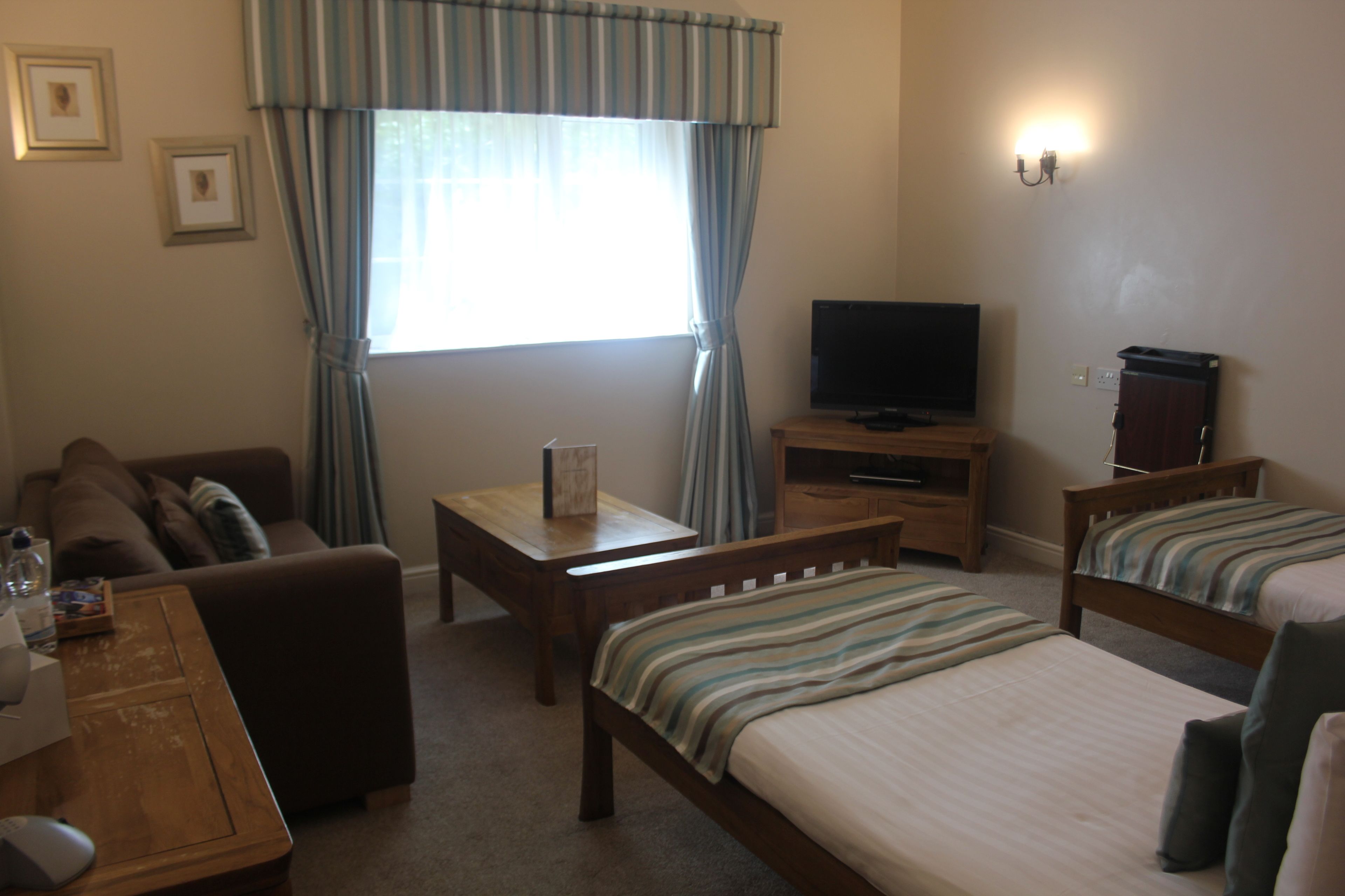 superior twin room | desk, iron/ironing board, free cots/infant beds, rollaway beds