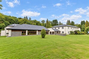 A large, modern house with a spacious lawn and a well-maintained garden. - Nant Ddu Lodge Hotel & Spa by Belvilla (Merthyr Tydfil)
