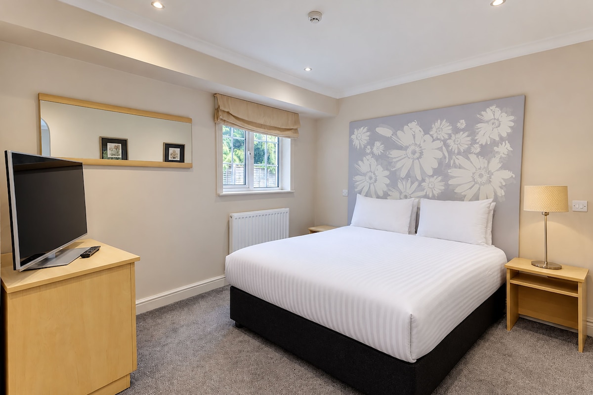 Junior Suite | Desk, iron/ironing board, cribs (free), rollaway beds (surcharge)