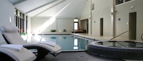 Superior Double Room, 1 Queen Bed | Bathroom | Free toiletries, hair dryer, towels