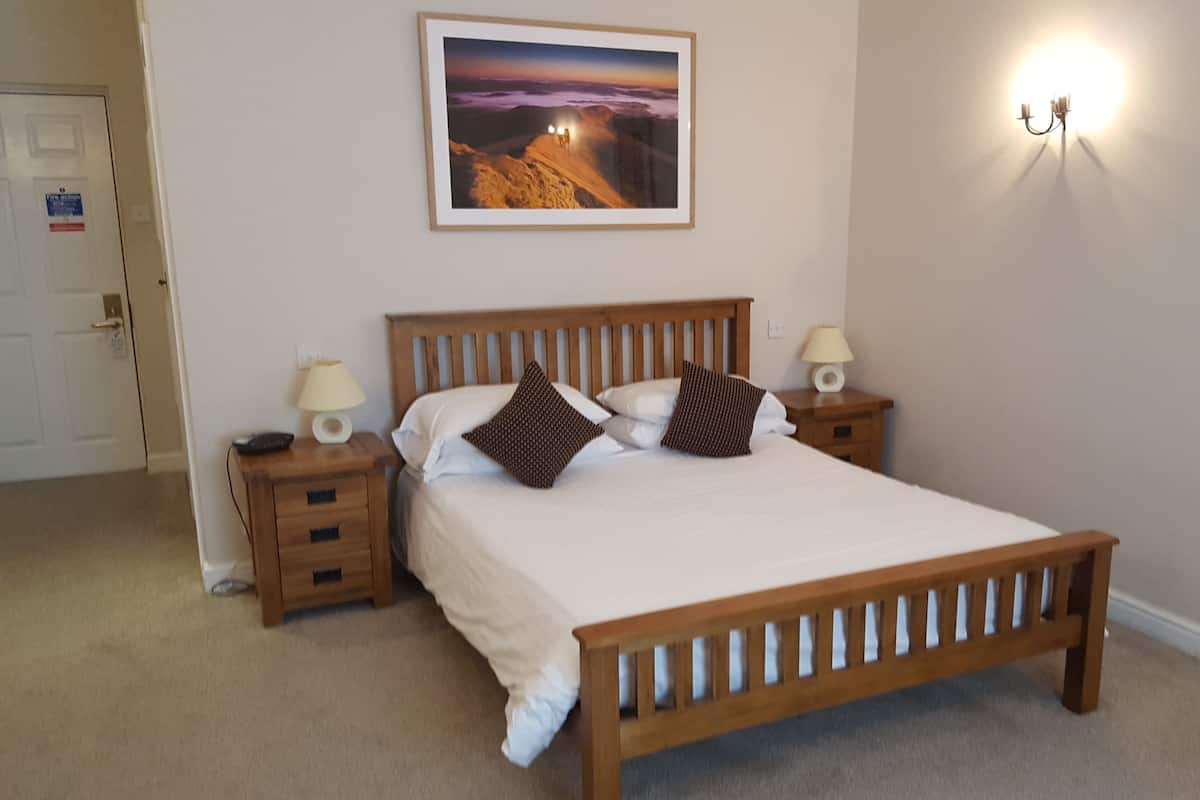 Habitación doble superior, 1 cama de matrimonio | Escritorio, tabla de planchar con plancha, cunas gratuitas