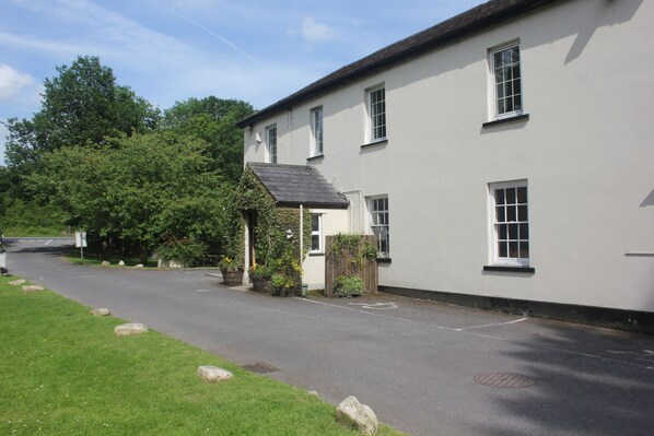 Garden view - Nant Ddu Lodge Hotel (Merthyr Tydfil)