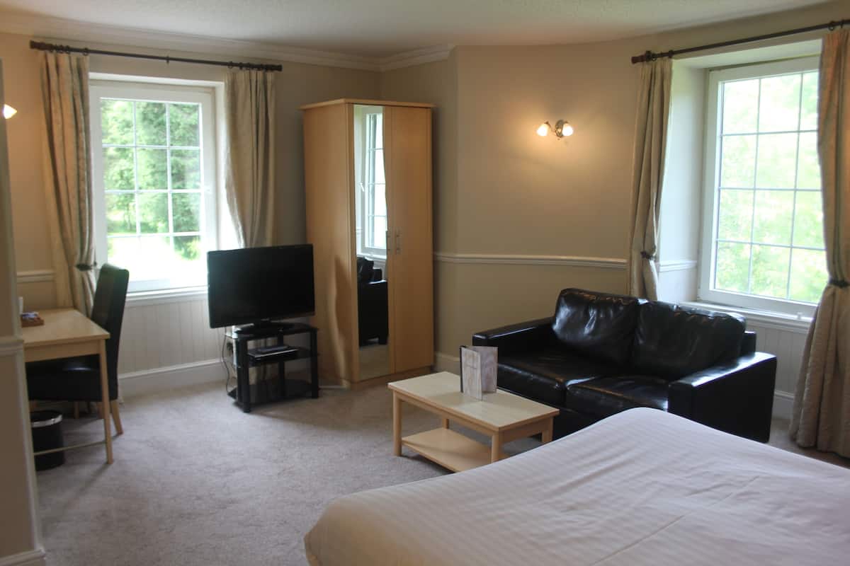 suite | desk, iron/ironing board, free cots/infant beds, rollaway beds