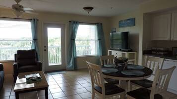 Condo, 1 Bedroom, Kitchen | In-room dining