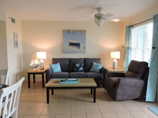 Condo, 1 Bedroom, Kitchen | Living room