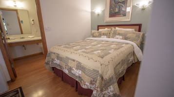 Suite, 1 Queen Bed with Sofa bed, Kitchenette, Ground Floor