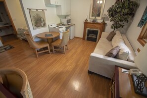 套房, 1 張加大雙人床和 1 張沙發床, 簡易廚房, 地面層 | 免費無線上網、床單