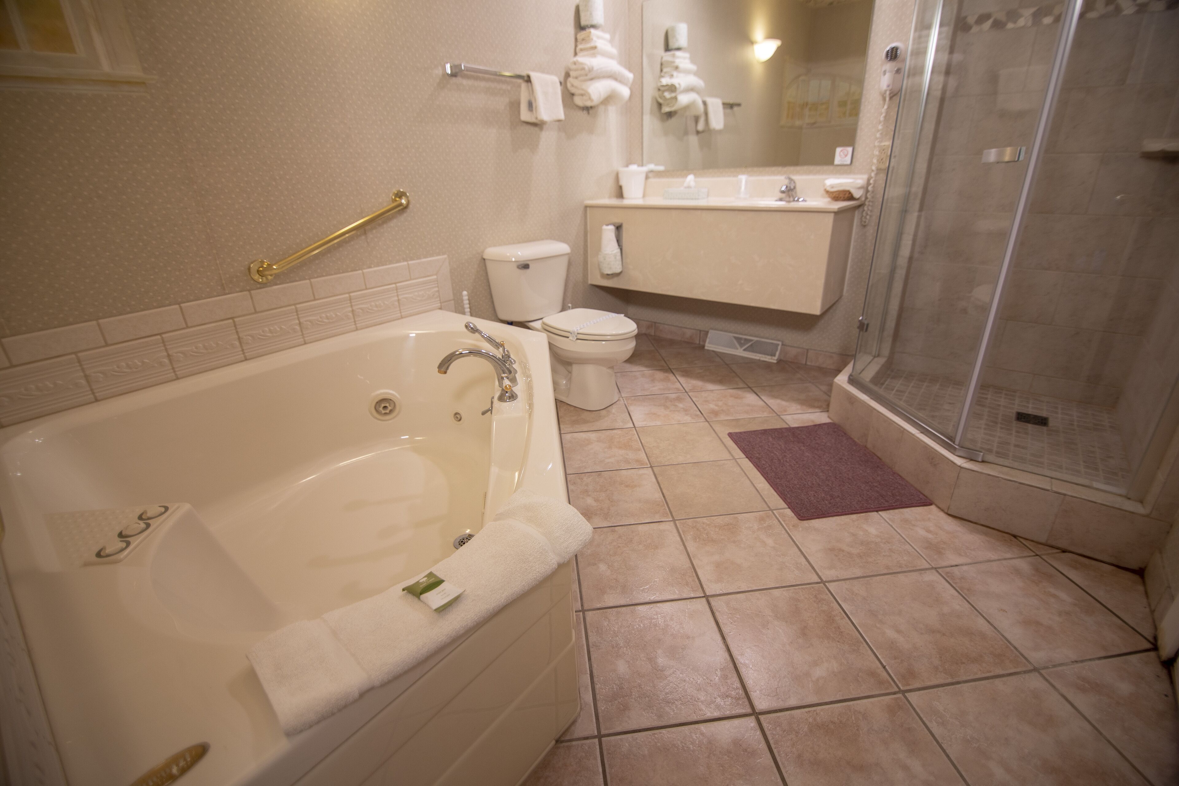 private pond suite | jetted bathtub