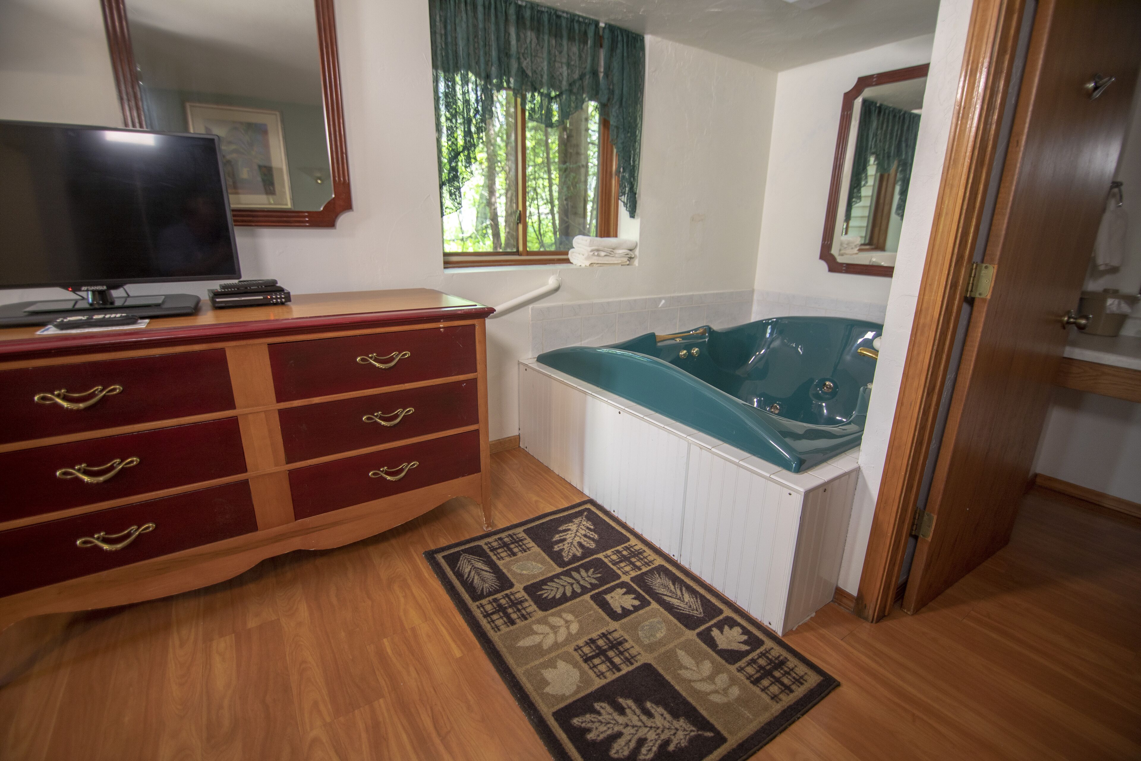 suite, 1 queen bed with sofa bed, kitchenette, ground floor | private spa tub