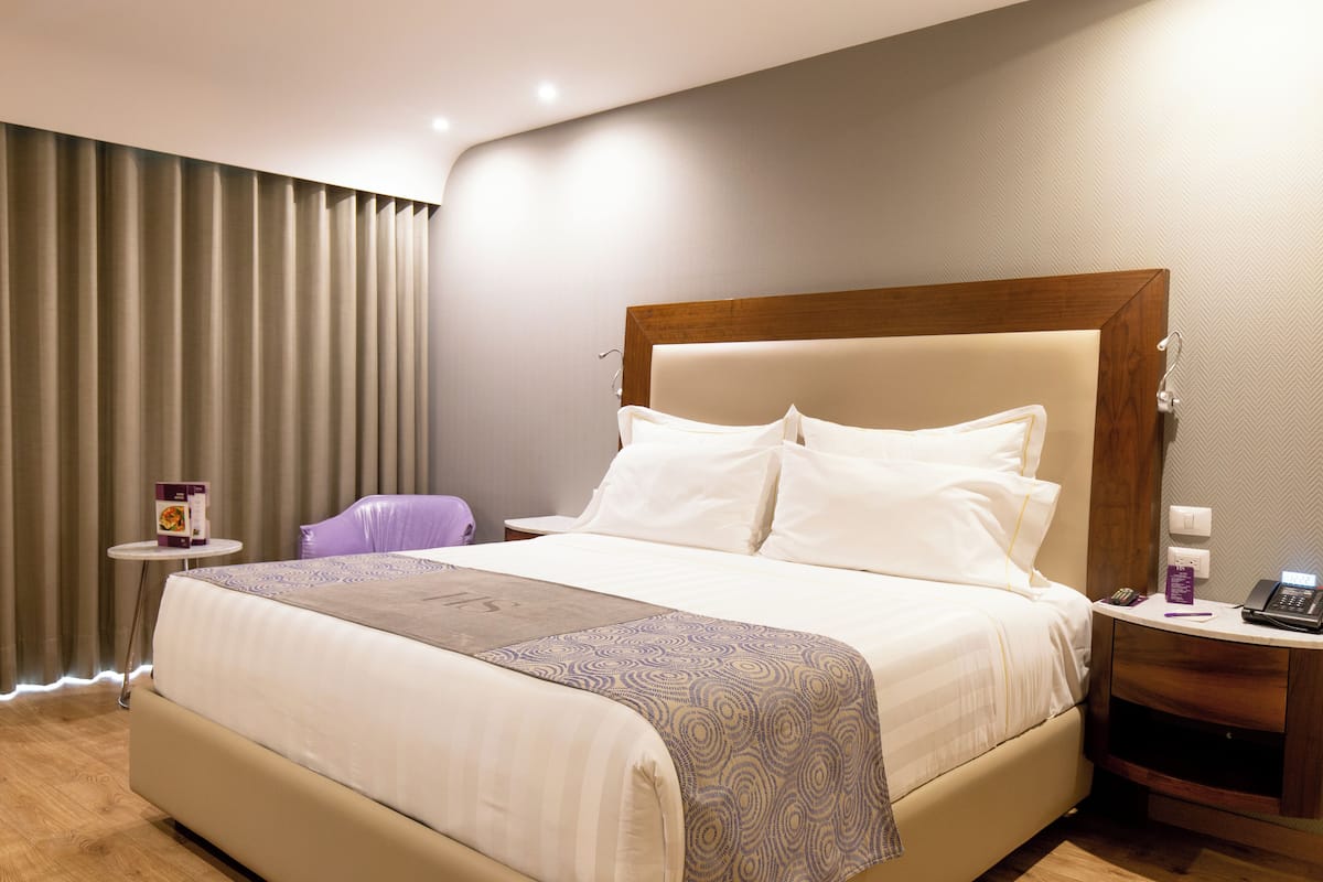 Kamar Deluks, 1 Tempat Tidur King | Seprai premium, brankas, meja kerja, dan ruang kerja ramah laptop