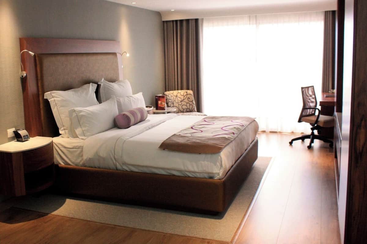 Kamar Superior, 1 Tempat Tidur King | Seprai premium, brankas, meja kerja, dan ruang kerja ramah laptop