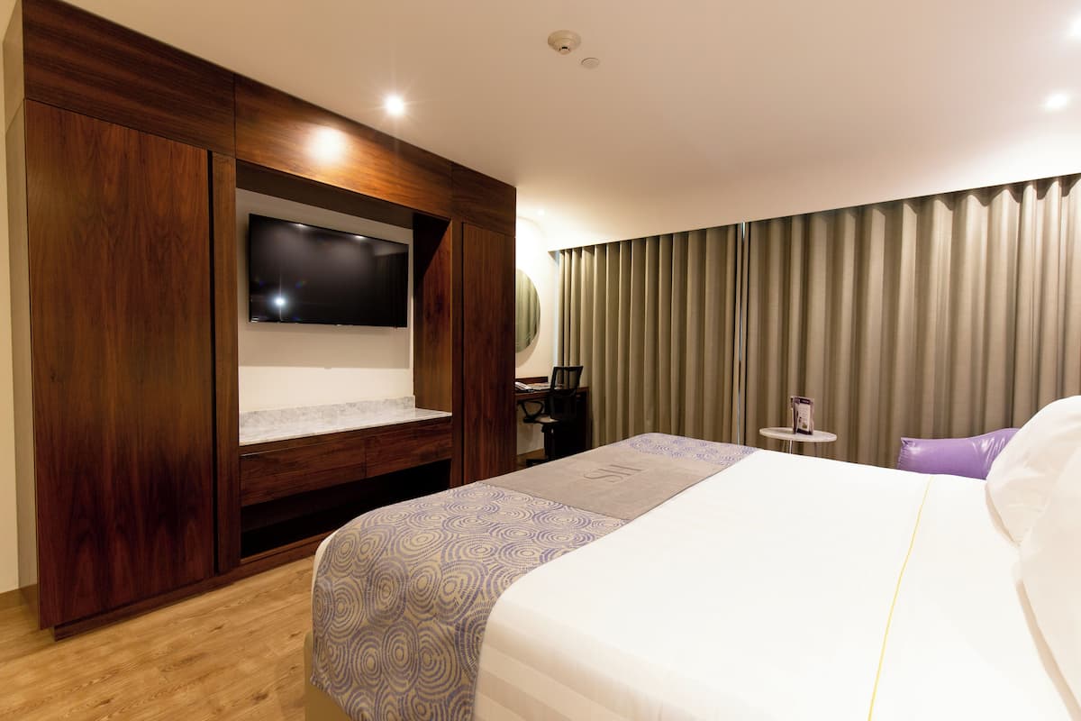 Superior Room, 1 King Bed | 1 bedroom, premium bedding, in-room safe, desk