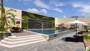 Piscina externa, funciona das 8h às 20h, guarda-sóis, espreguiçadeiras