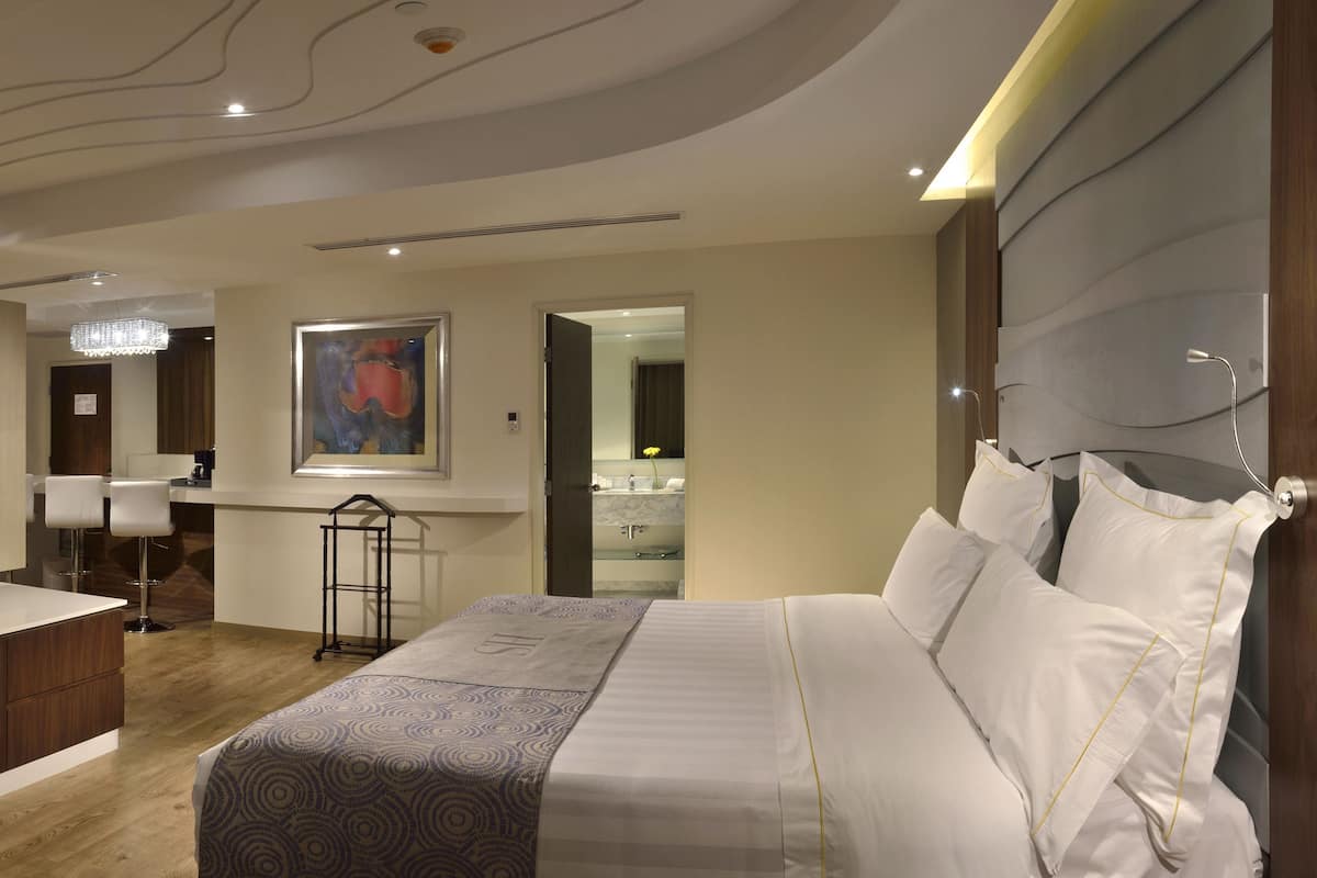 Executive Loft, 1 King Bed (Deluxe Junior) | 1 bedroom, premium bedding, in-room safe, desk